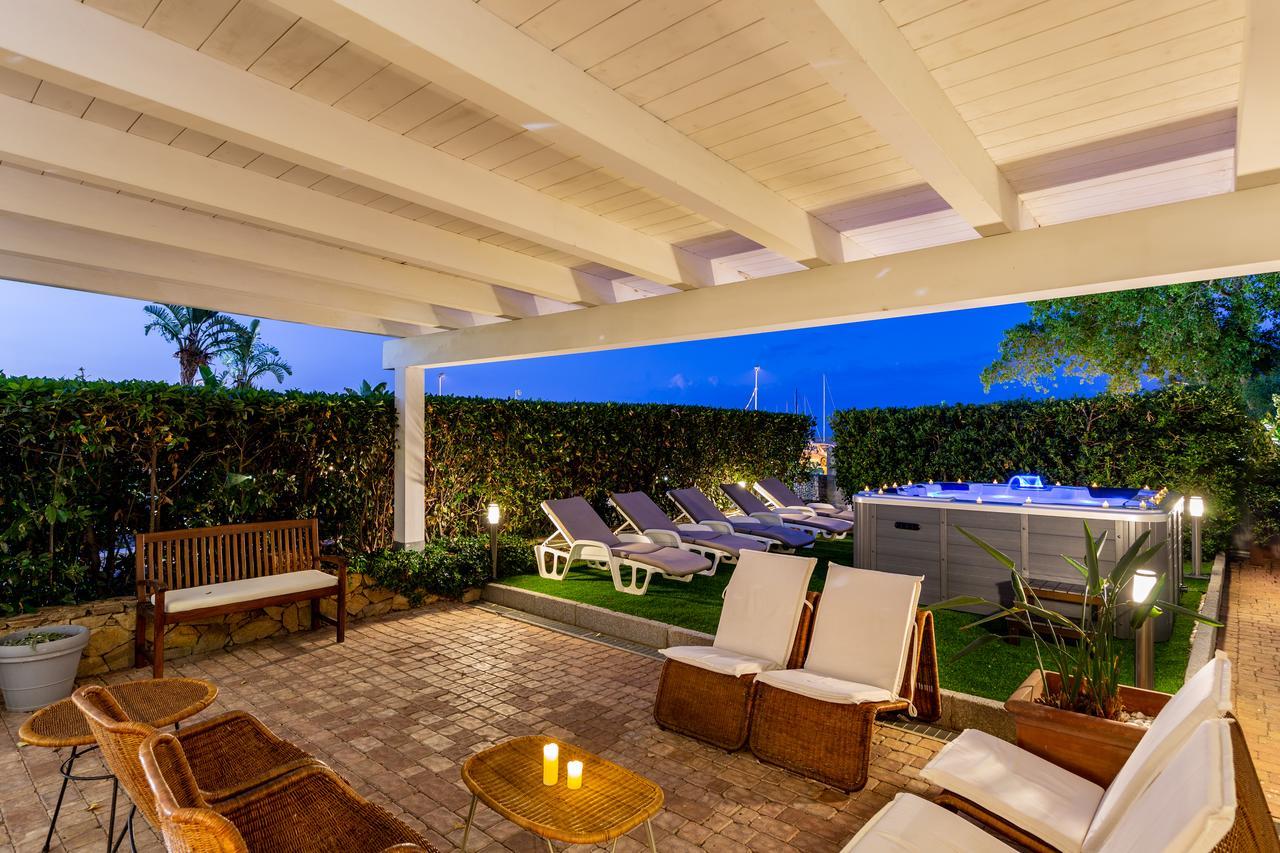 Hotel Residence Hibiscus La Caletta Exterior foto
