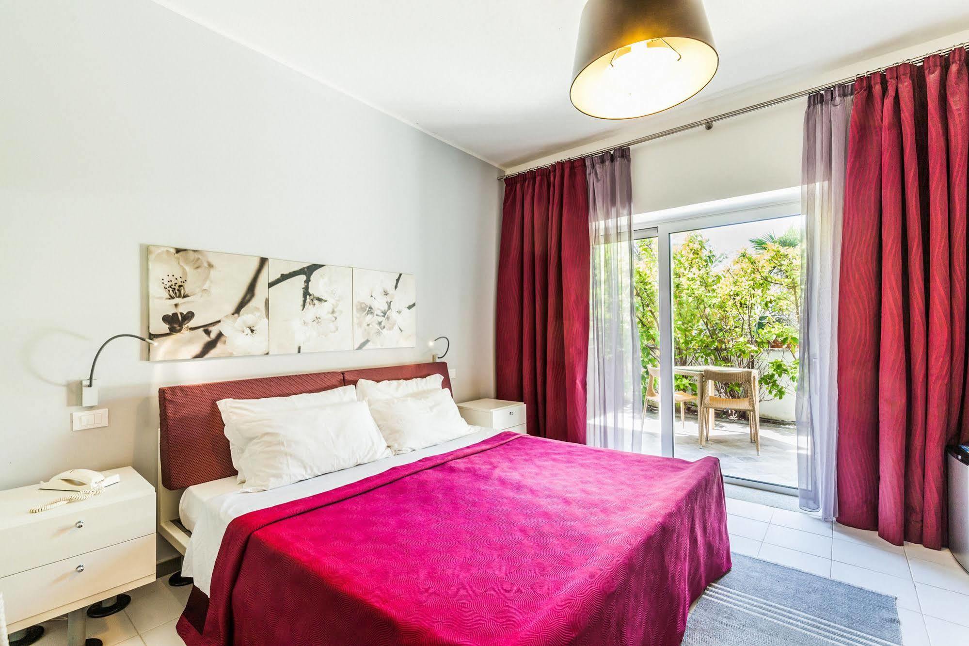 Hotel Residence Hibiscus La Caletta Exterior foto