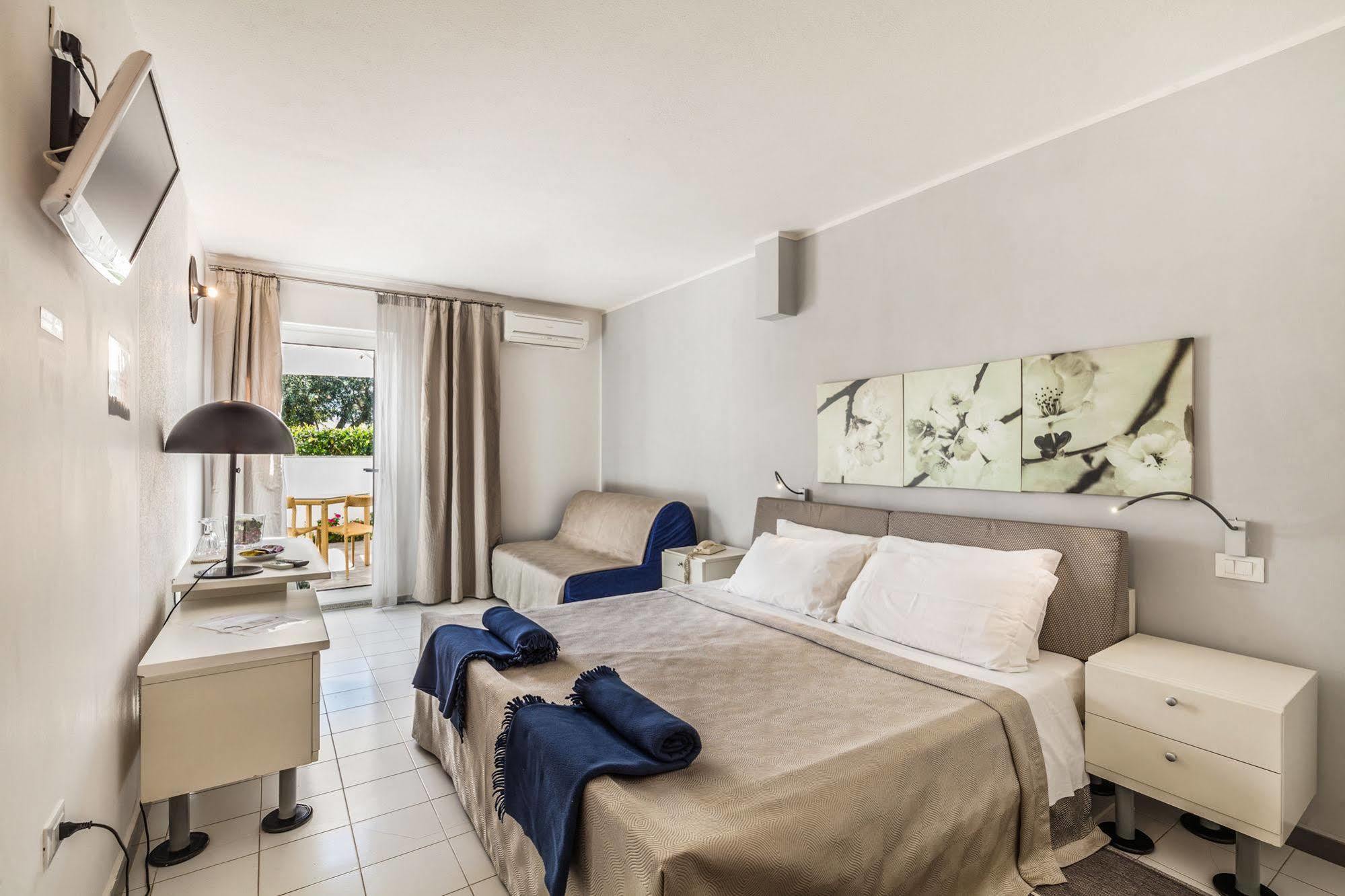 Hotel Residence Hibiscus La Caletta Exterior foto