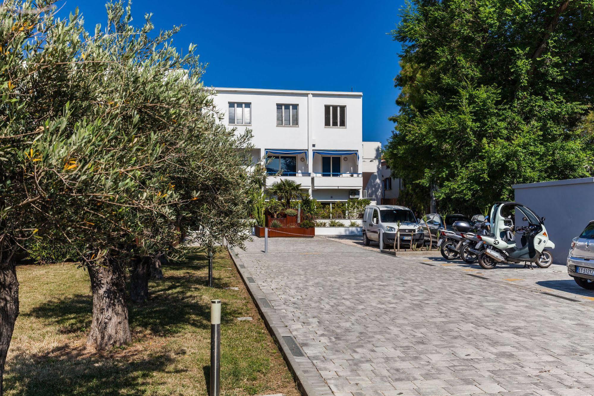 Hotel Residence Hibiscus La Caletta Exterior foto
